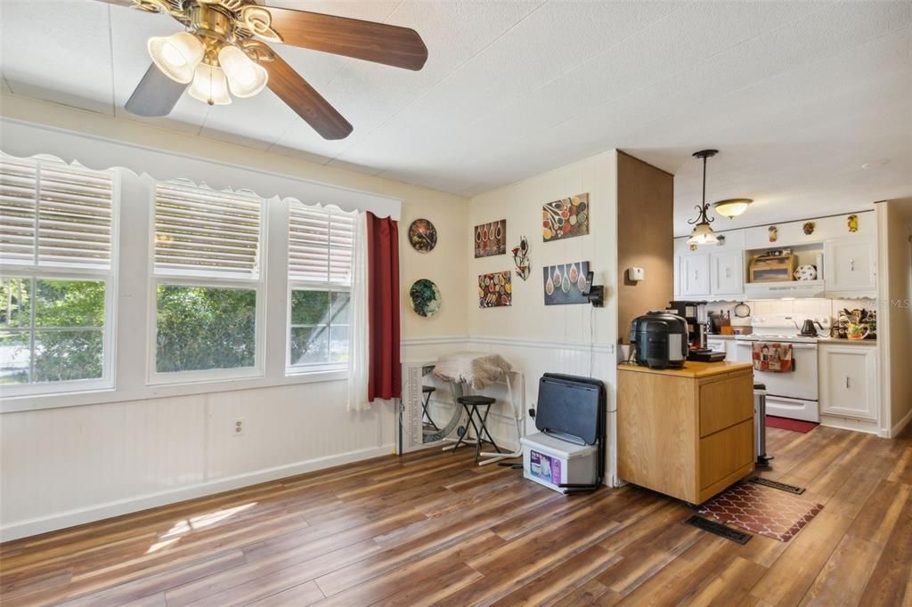 For Sale: $135,000 (2 beds, 1 baths, 734 Square Feet)