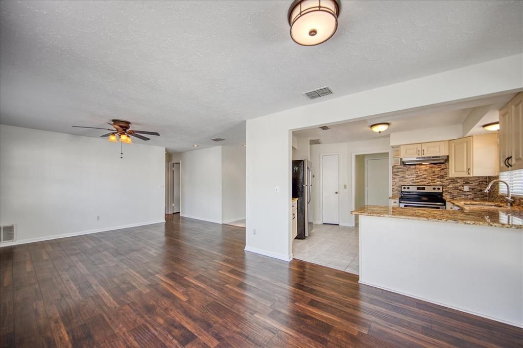Active With Contract: $355,000 (2 beds, 2 baths, 1144 Square Feet)