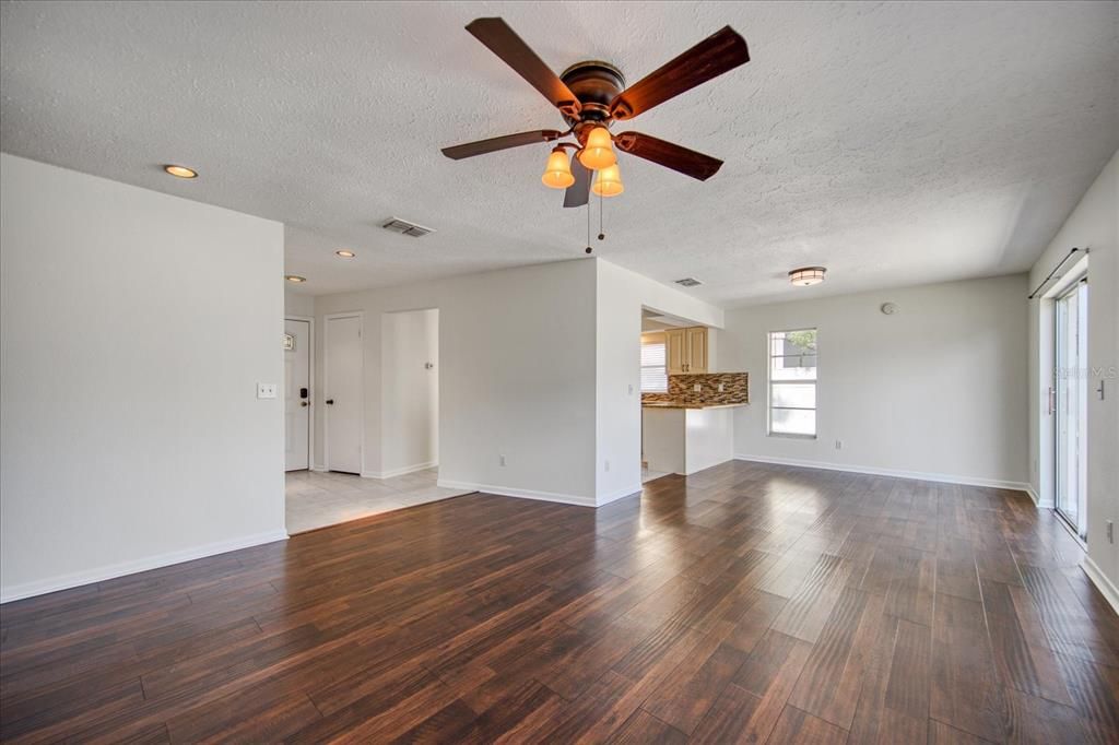 Active With Contract: $355,000 (2 beds, 2 baths, 1144 Square Feet)