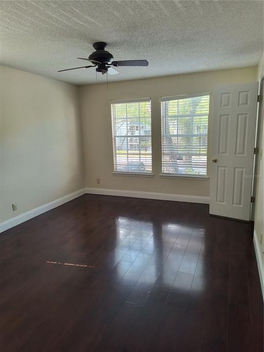 For Sale: $185,000 (2 beds, 2 baths, 991 Square Feet)