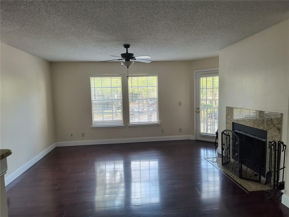 For Sale: $185,000 (2 beds, 2 baths, 991 Square Feet)