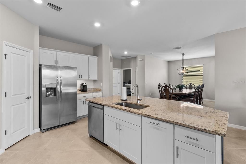 For Sale: $374,900 (2 beds, 2 baths, 1934 Square Feet)