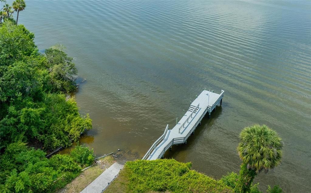 Dock gives you access to the Alafia river.