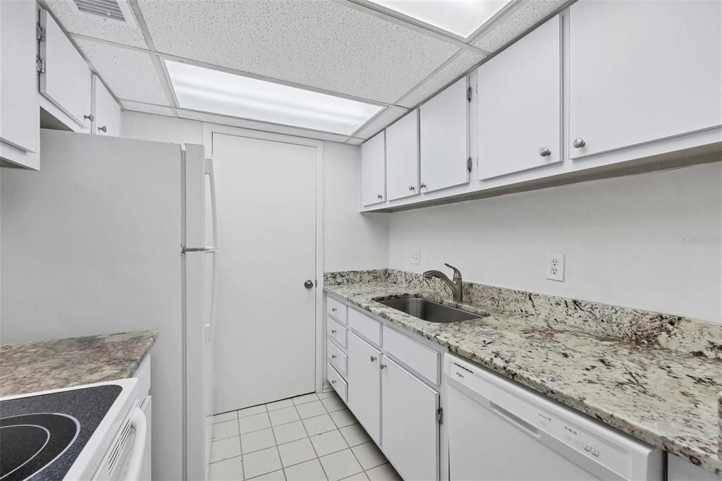 Active With Contract: $189,000 (2 beds, 2 baths, 876 Square Feet)