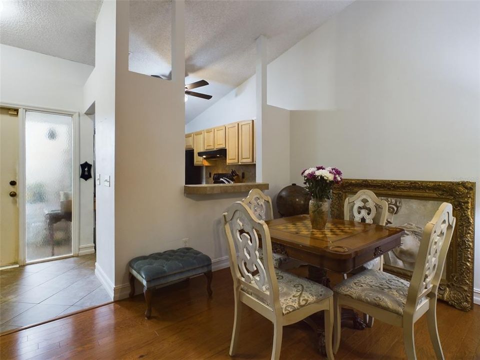 For Sale: $270,000 (2 beds, 2 baths, 860 Square Feet)
