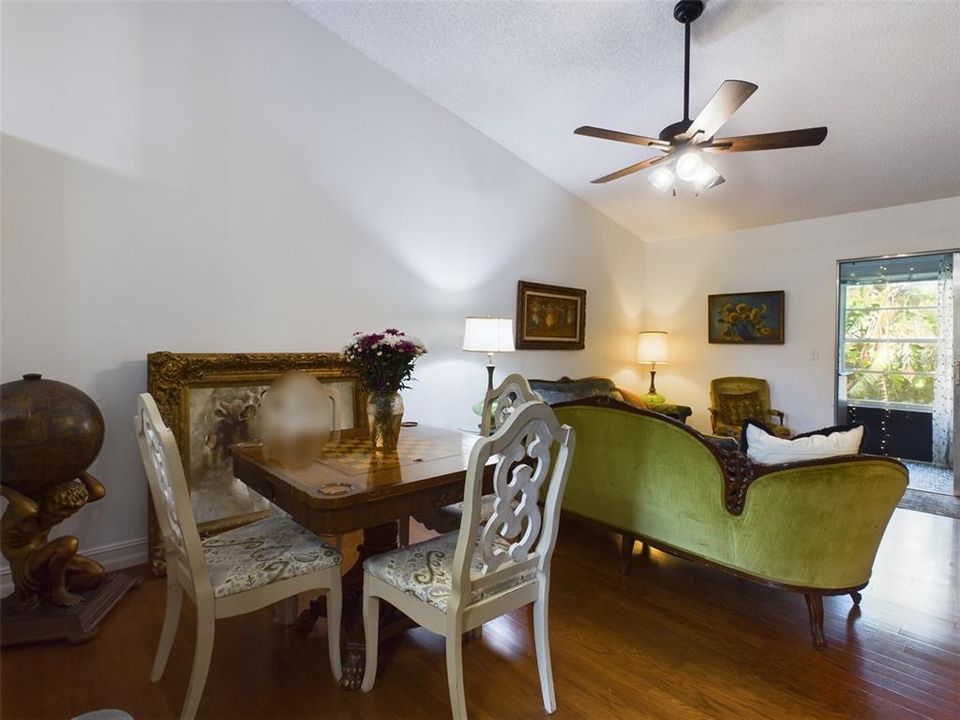 For Sale: $270,000 (2 beds, 2 baths, 860 Square Feet)