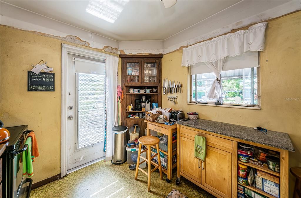 For Sale: $299,000 (2 beds, 1 baths, 1008 Square Feet)