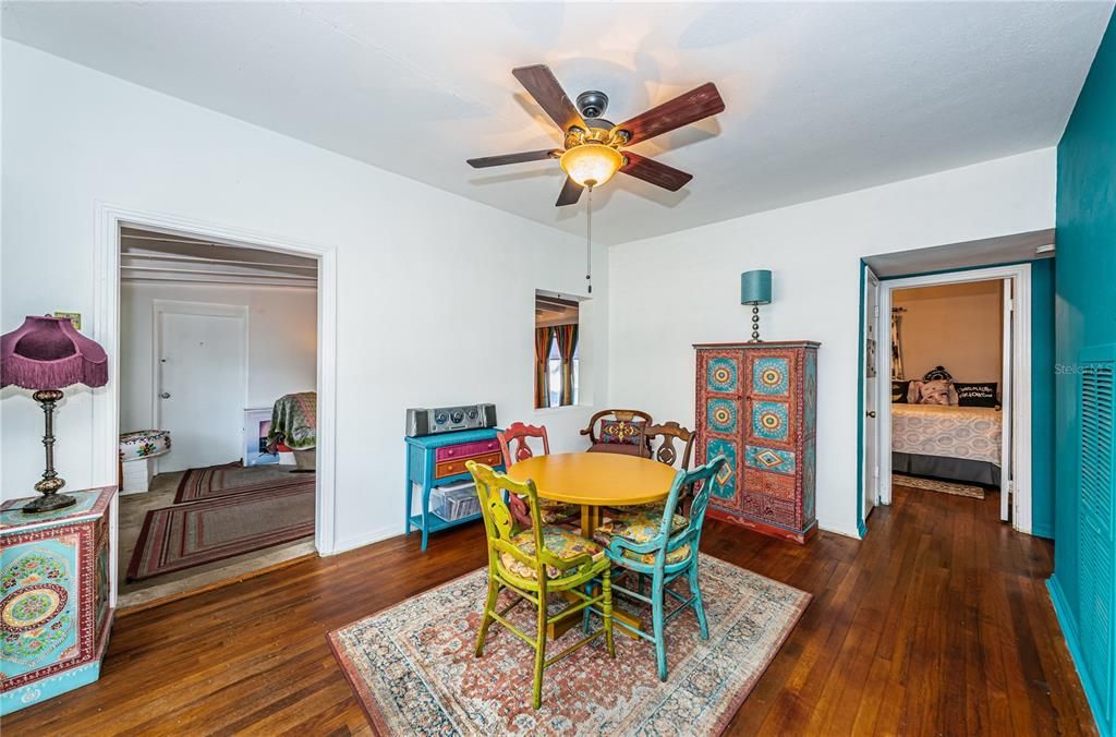 For Sale: $299,000 (2 beds, 1 baths, 1008 Square Feet)