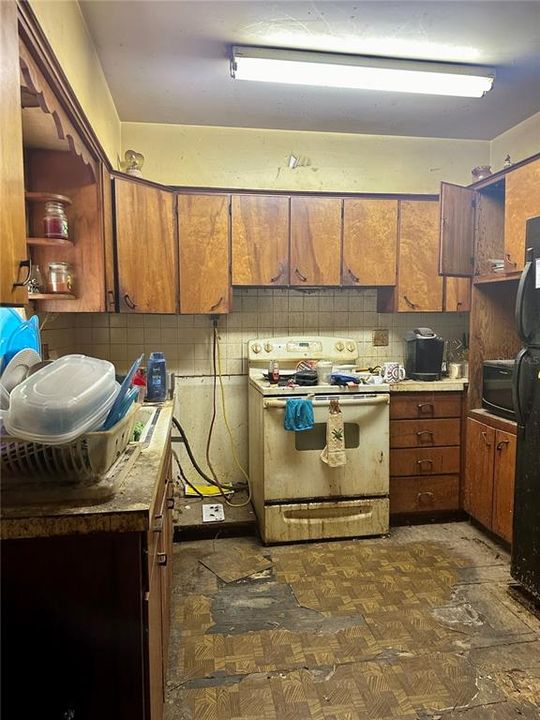 For Sale: $115,000 (2 beds, 1 baths, 858 Square Feet)