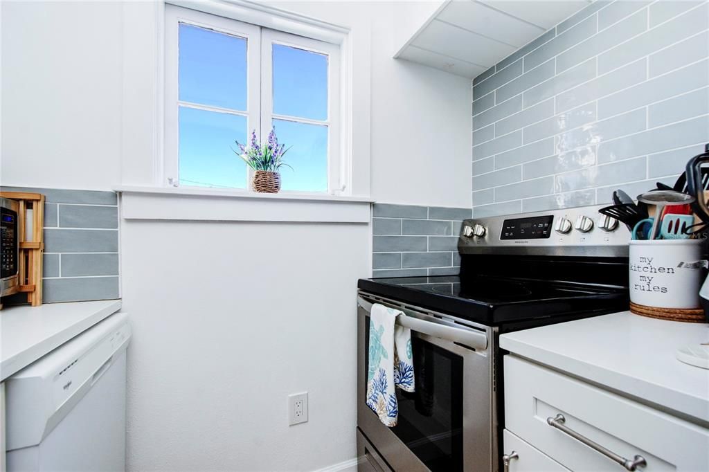 For Sale: $649,000 (2 beds, 1 baths, 676 Square Feet)