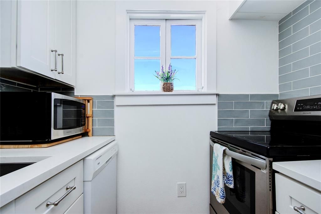 For Sale: $649,000 (2 beds, 1 baths, 676 Square Feet)