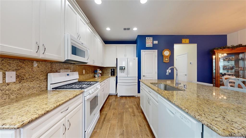 For Sale: $411,000 (2 beds, 2 baths, 1205 Square Feet)