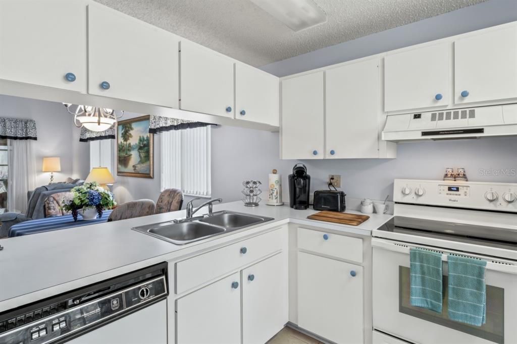 For Sale: $239,900 (2 beds, 2 baths, 964 Square Feet)