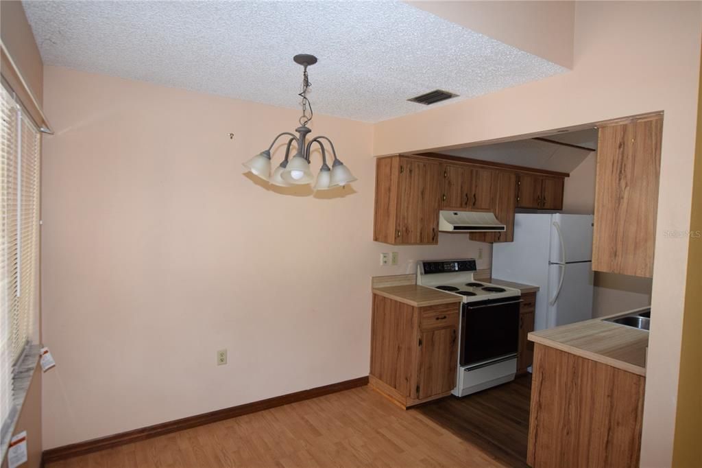 Recently Rented: $1,200 (2 beds, 1 baths, 1208 Square Feet)