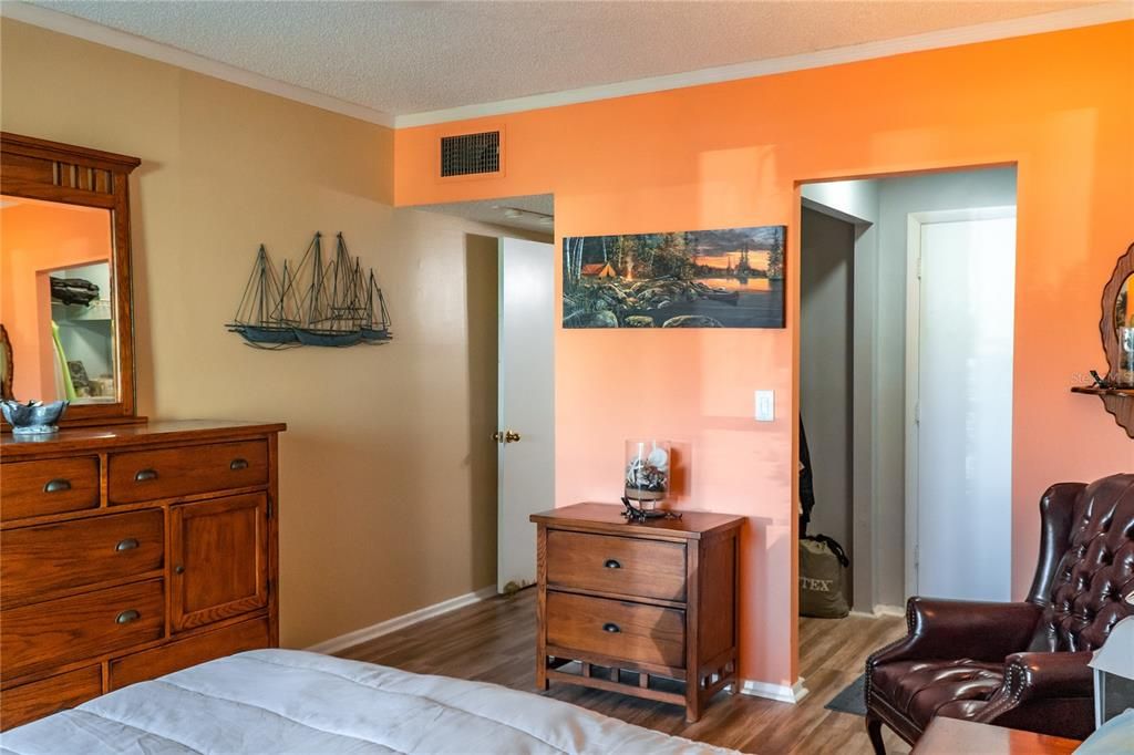 For Sale: $164,900 (1 beds, 1 baths, 715 Square Feet)