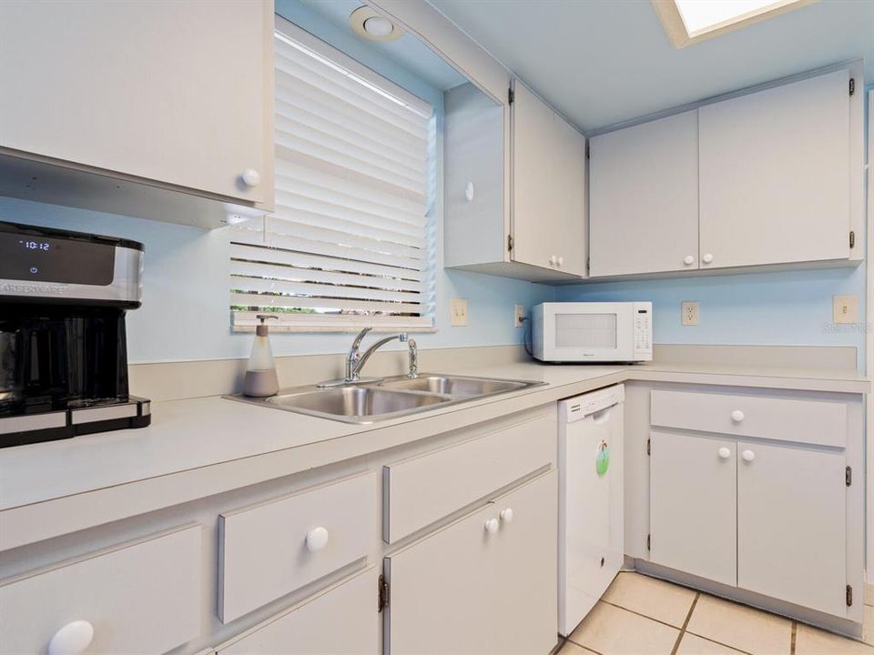 For Sale: $379,000 (2 beds, 1 baths, 910 Square Feet)