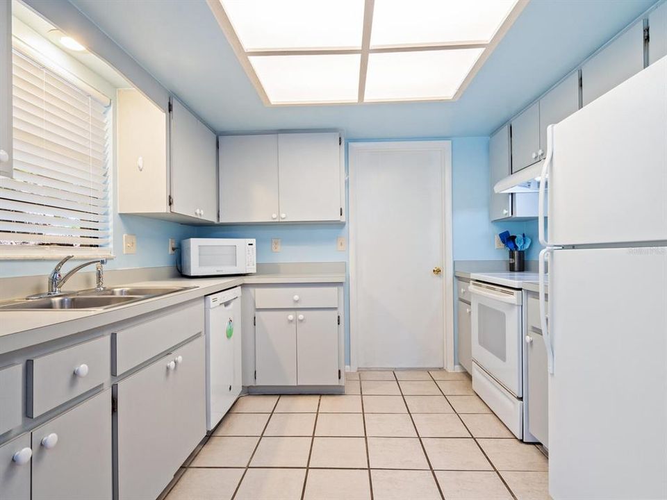 For Sale: $379,000 (2 beds, 1 baths, 910 Square Feet)