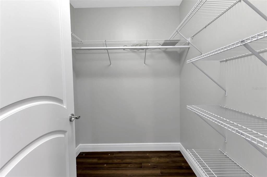 Walk-in Closet 2