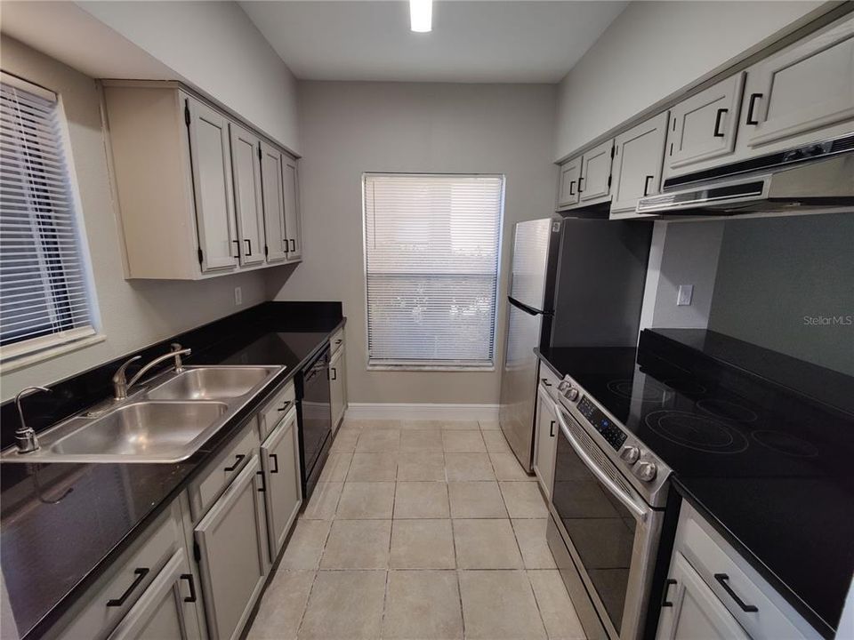 For Sale: $242,000 (2 beds, 2 baths, 935 Square Feet)
