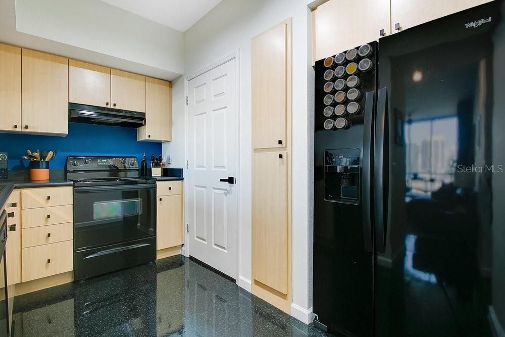 For Sale: $324,000 (1 beds, 1 baths, 771 Square Feet)