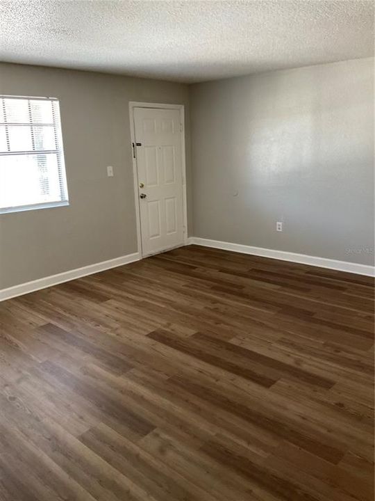For Sale: $142,000 (2 beds, 1 baths, 899 Square Feet)