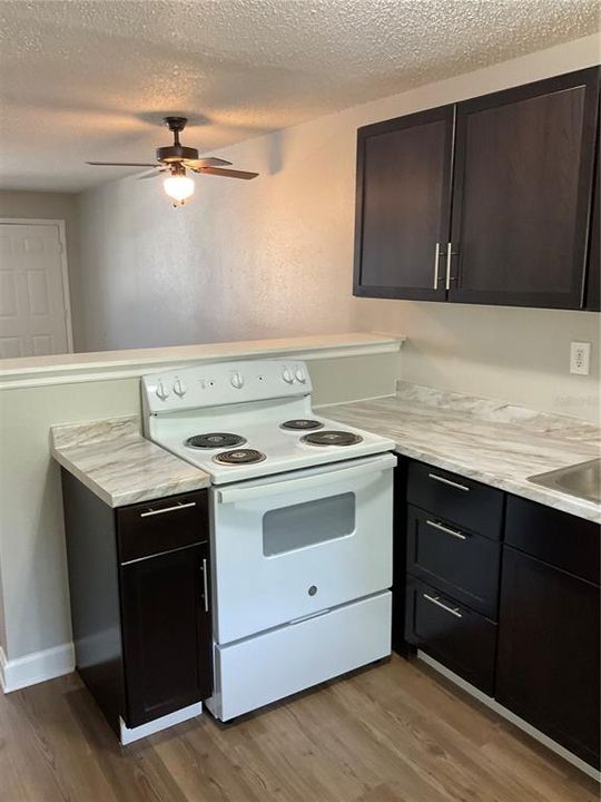 For Sale: $142,000 (2 beds, 1 baths, 899 Square Feet)