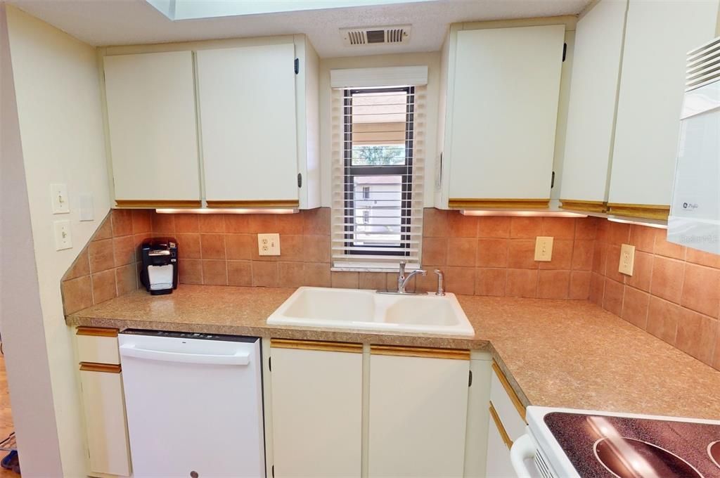 For Sale: $174,900 (2 beds, 2 baths, 838 Square Feet)