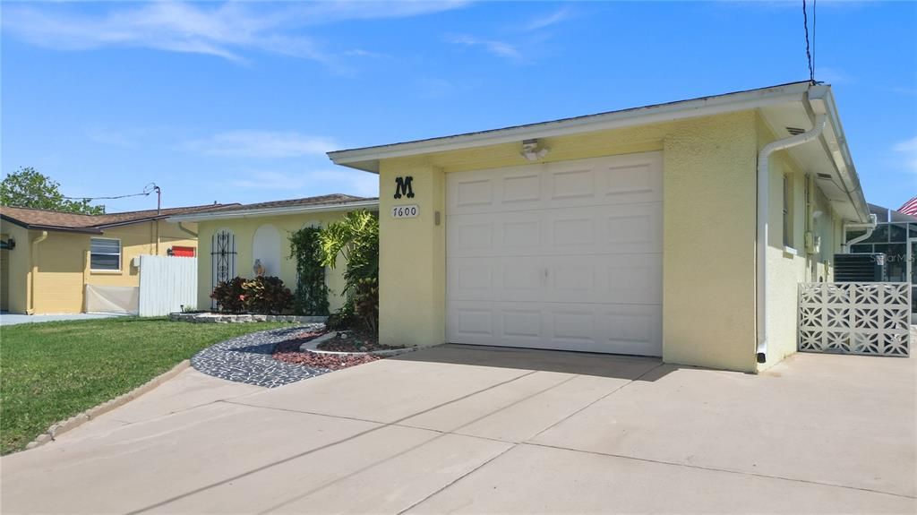 Active With Contract: $389,900 (2 beds, 2 baths, 1191 Square Feet)
