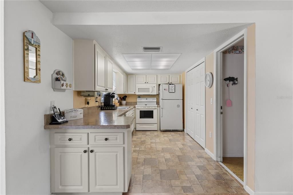 Active With Contract: $389,900 (2 beds, 2 baths, 1191 Square Feet)