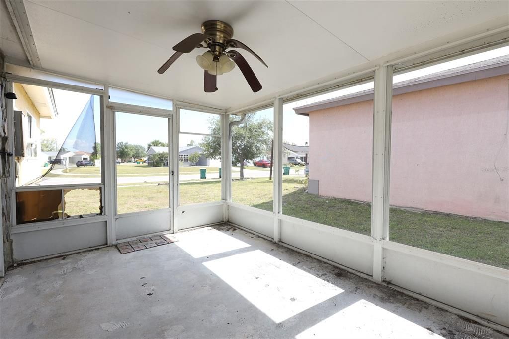 Active With Contract: $206,900 (3 beds, 2 baths, 1044 Square Feet)