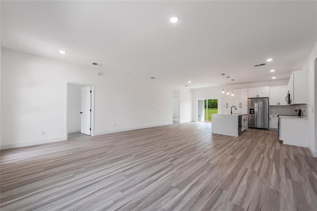 Active With Contract: $335,900 (4 beds, 2 baths, 1919 Square Feet)