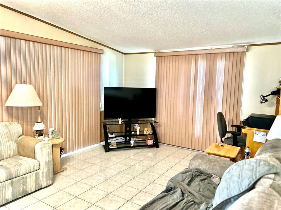 For Sale: $200,000 (2 beds, 2 baths, 1425 Square Feet)