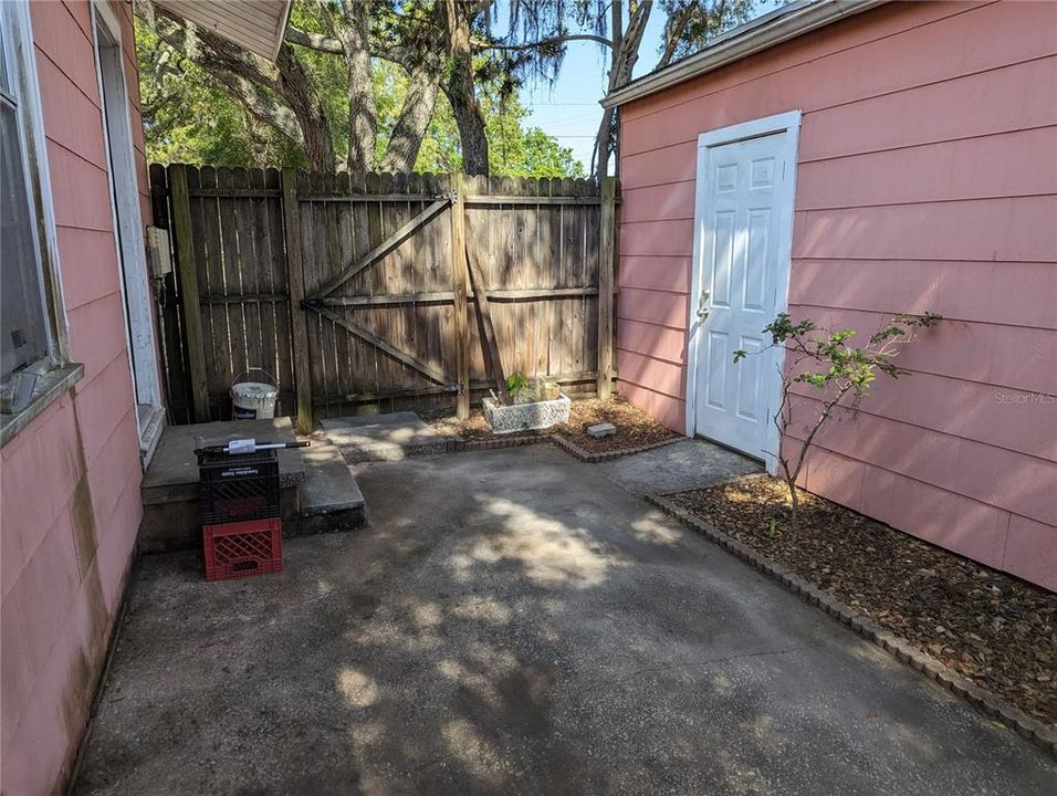 For Rent: $2,379 (3 beds, 1 baths, 862 Square Feet)