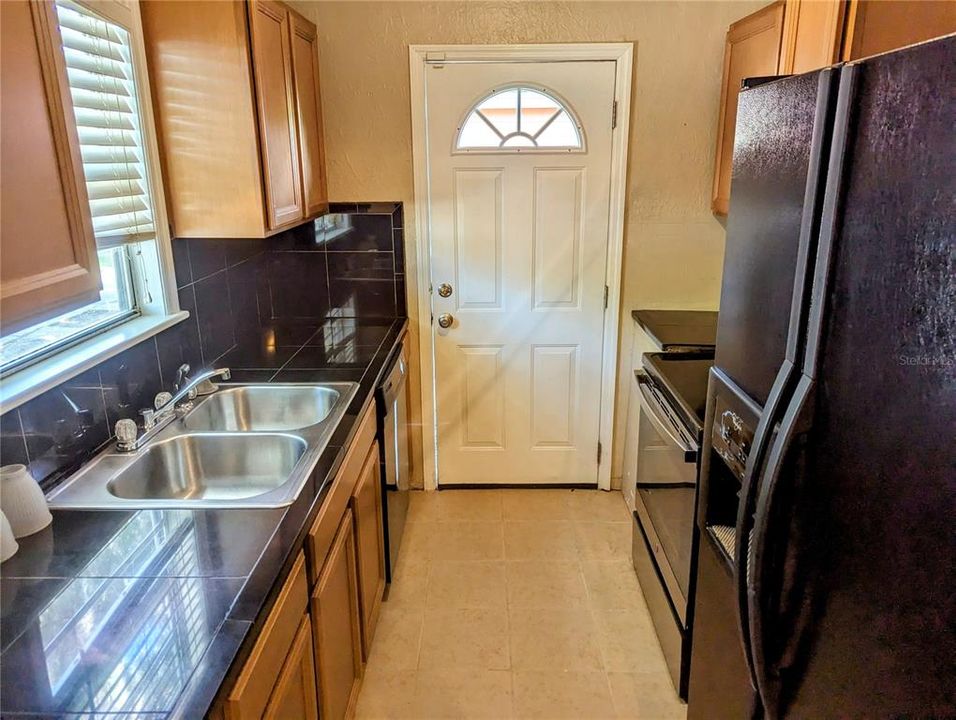 For Rent: $2,213 (3 beds, 1 baths, 862 Square Feet)