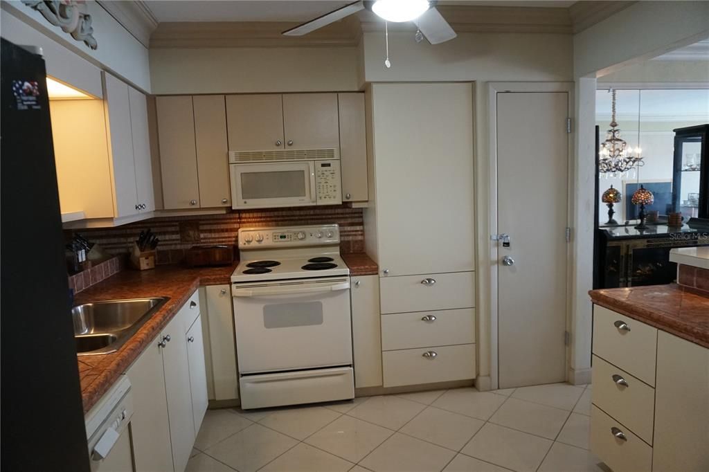 For Rent: $2,000 (1 beds, 1 baths, 840 Square Feet)