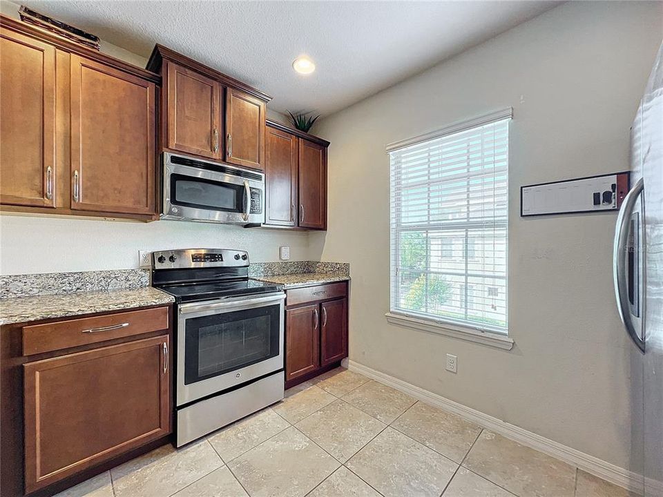 For Sale: $400,000 (3 beds, 3 baths, 1732 Square Feet)