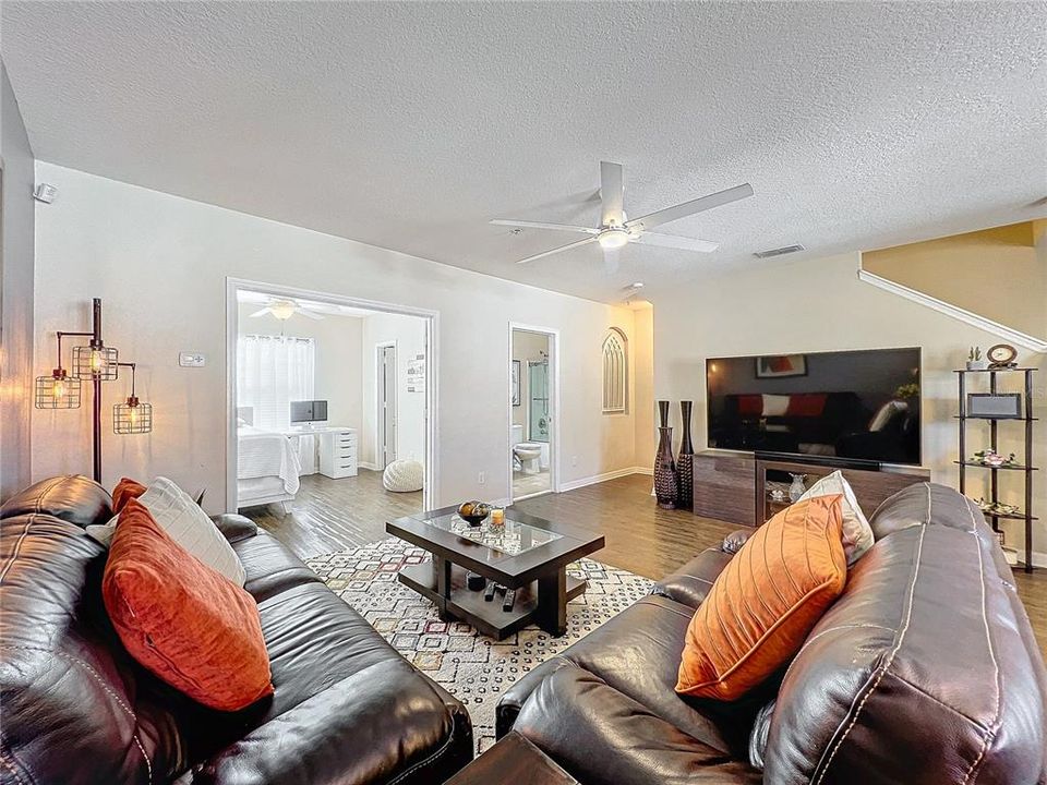 For Sale: $400,000 (3 beds, 3 baths, 1732 Square Feet)