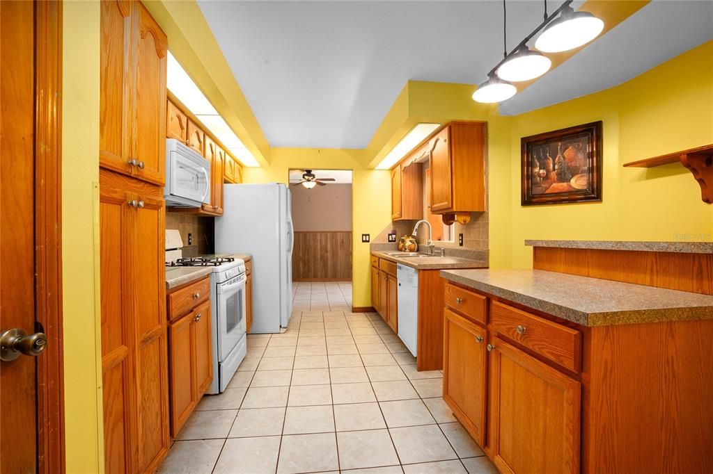 For Sale: $359,900 (3 beds, 2 baths, 1689 Square Feet)