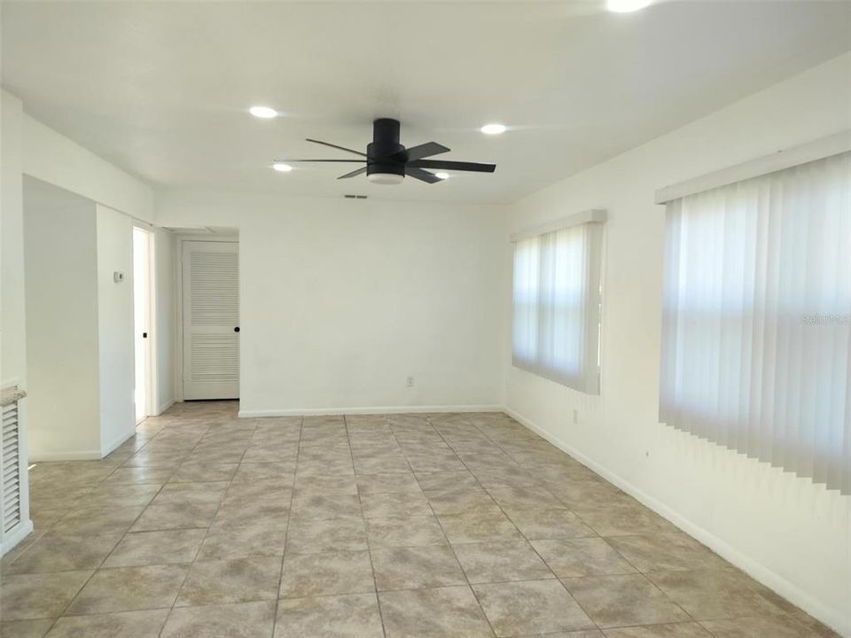 For Sale: $329,900 (3 beds, 2 baths, 1272 Square Feet)