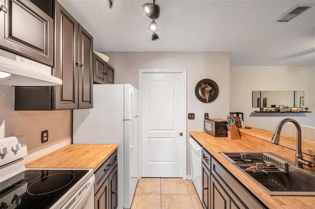 For Sale: $198,500 (1 beds, 1 baths, 753 Square Feet)