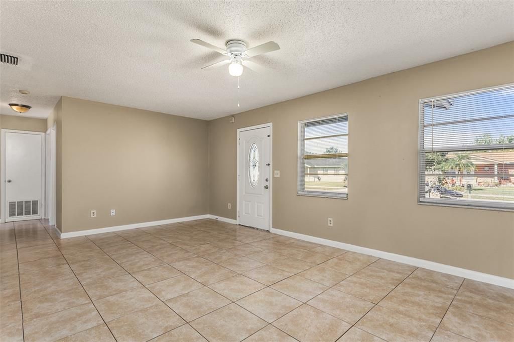 Active With Contract: $308,900 (2 beds, 2 baths, 1000 Square Feet)
