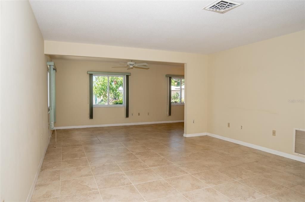 For Sale: $329,000 (2 beds, 2 baths, 1402 Square Feet)