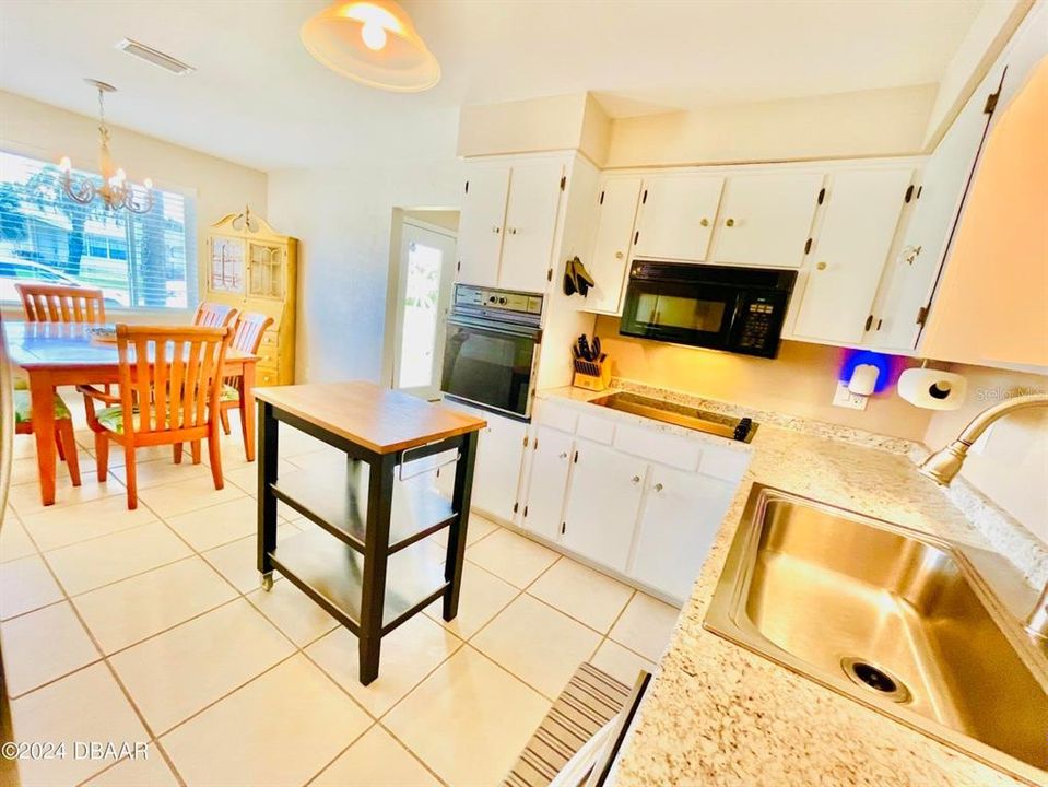 For Sale: $389,000 (2 beds, 2 baths, 1251 Square Feet)