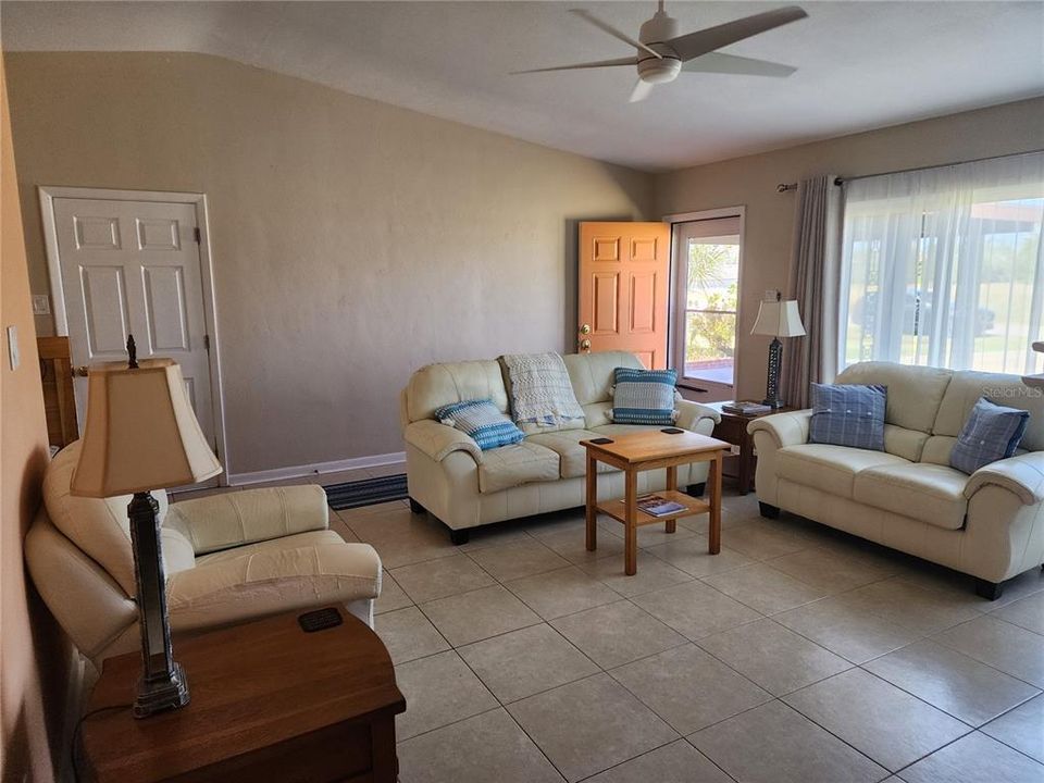 For Sale: $364,000 (4 beds, 2 baths, 1464 Square Feet)