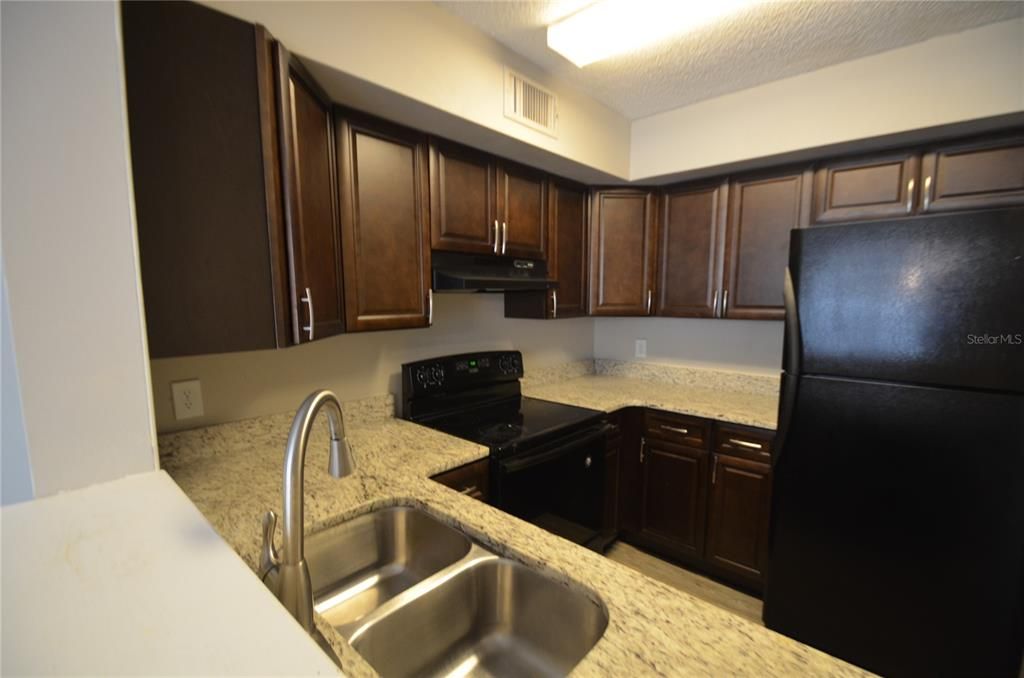 For Sale: $179,900 (2 beds, 2 baths, 1096 Square Feet)