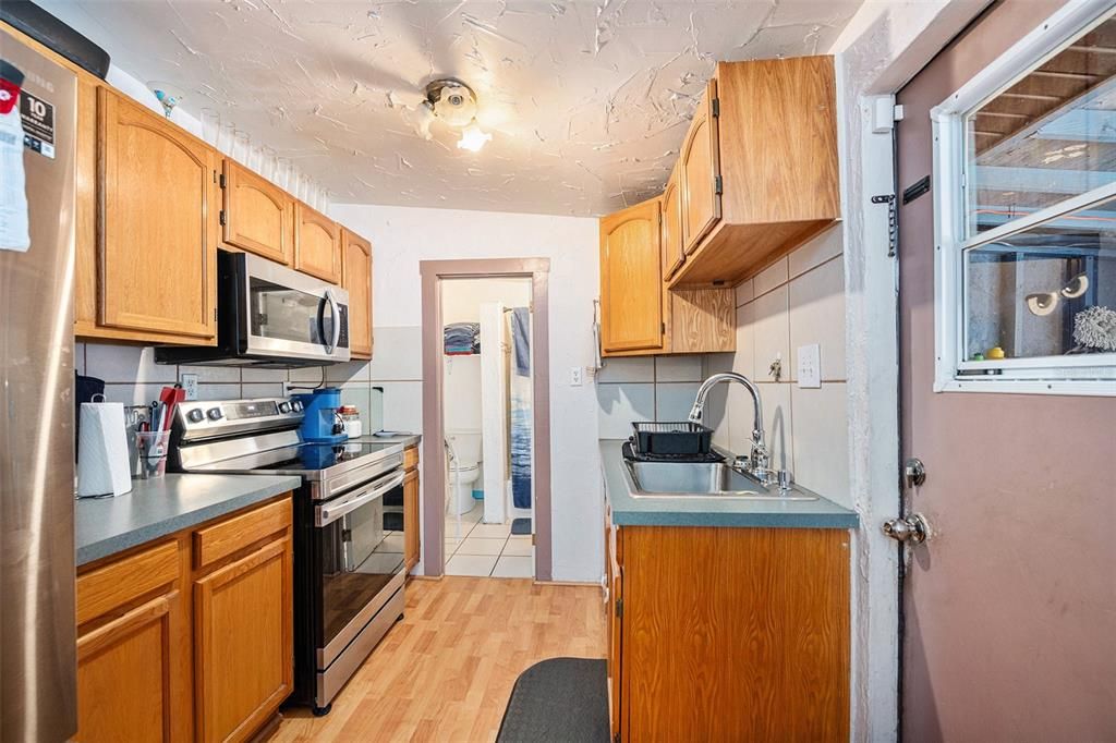 For Sale: $270,000 (2 beds, 1 baths, 818 Square Feet)