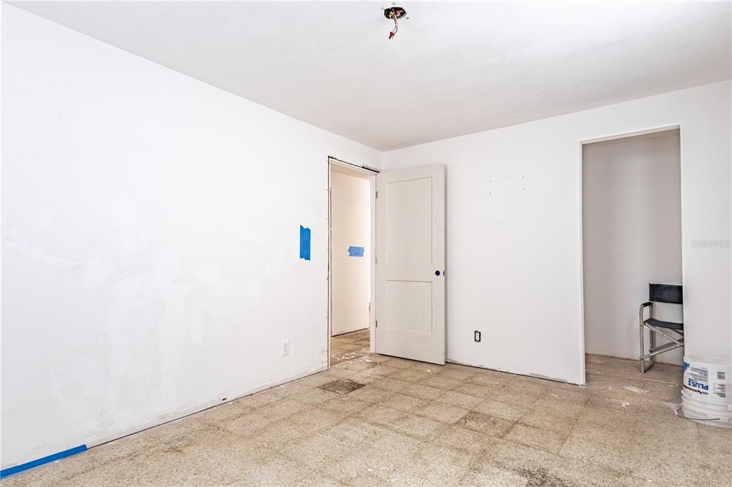 For Sale: $199,000 (2 beds, 1 baths, 911 Square Feet)