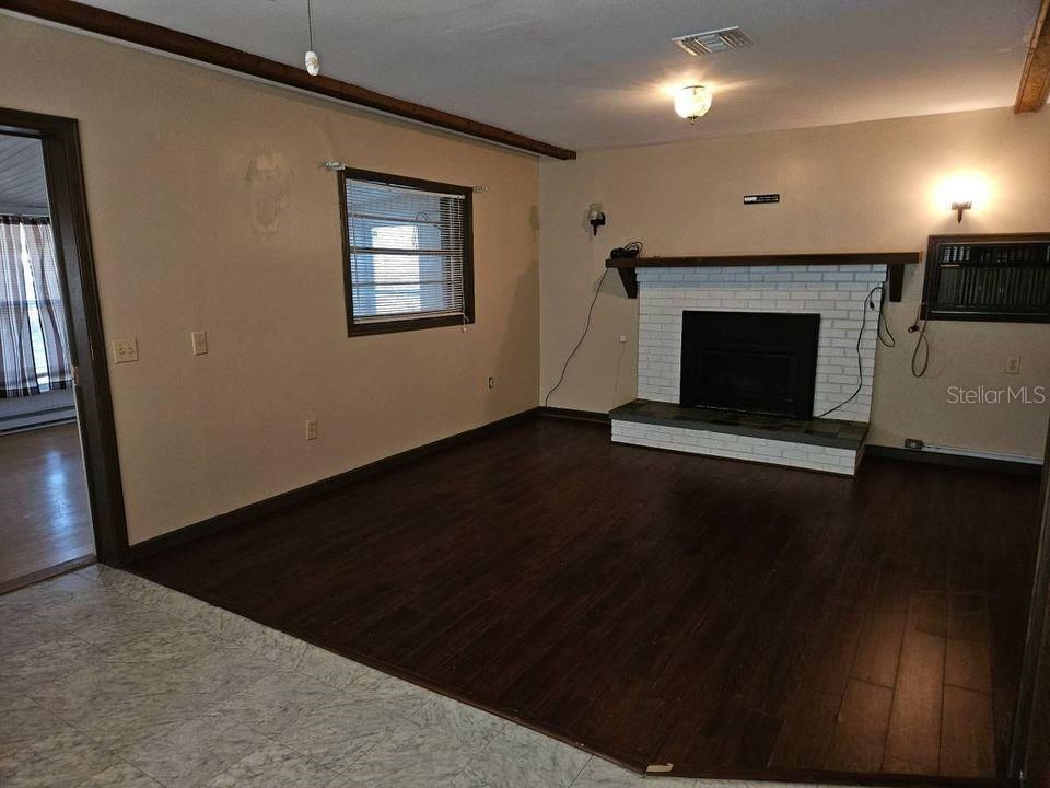 For Sale: $165,000 (2 beds, 1 baths, 768 Square Feet)