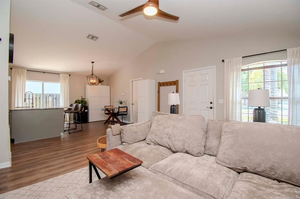For Sale: $343,500 (3 beds, 2 baths, 1158 Square Feet)