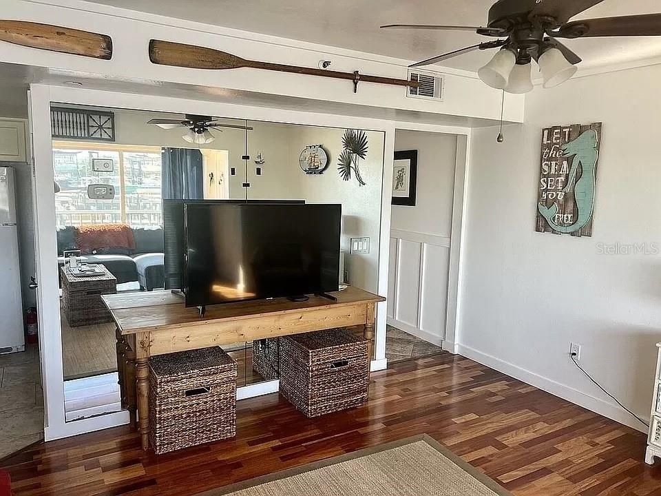 For Sale: $319,995 (1 beds, 1 baths, 709 Square Feet)